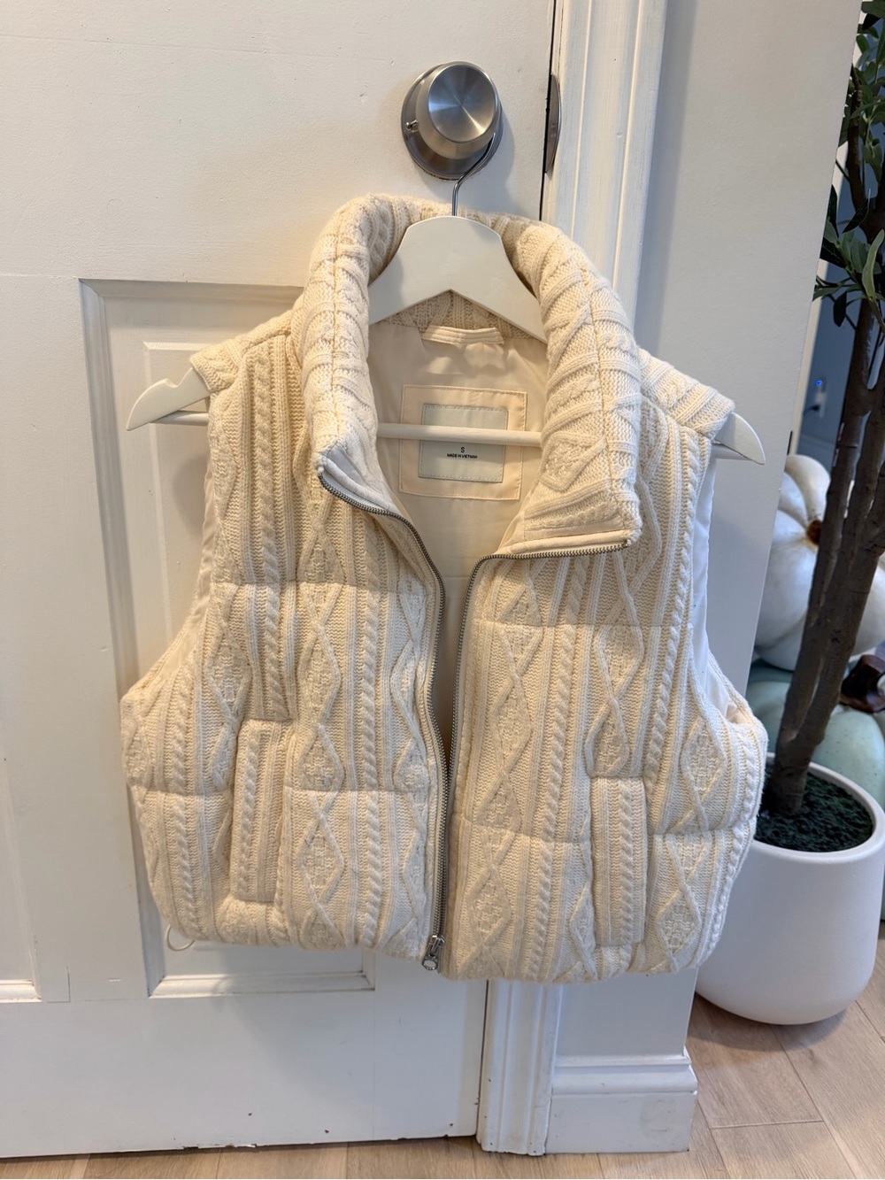 Hollister Ivory Cable-Knit Quilted Puffer Vest